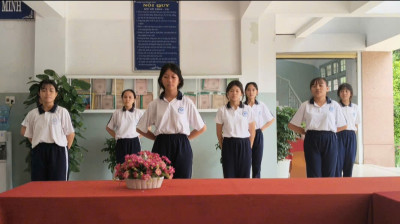 Trường THCS Trần Bình Trọng tập luyện bài đồng diễn "Ngày hội toàn thắng"