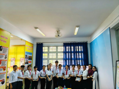 BGH TRƯỜNG THCS TRẦN BÌNH TRỌNG GẶP GỠ ĐỘI TUYỂN HỌC SINH GIỎI SAO KHUÊ VÀ LƯƠNG THẾ VINH NĂM HỌC 2024-2025