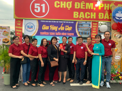 Trường THCS Trần Bình Trọng tham gia gian hàng ẩm thực trong lễ khánh thành Chợ đêm và Phố đi bộ Bạch Đằng