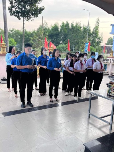 TRƯỜNG THCS TRẦN BÌNH TRỌNG: Tổ chức chăm sóc, Viếng Đài Liệt Sỹ phường và Thăm gia đình chính sách.