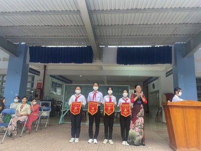 Liên đội trường THCS Trần Bình Trọng phát động phong trào “Thiếu nhi Việt Nam thi đua thực hiện tốt 5 điều Bác Hồ dạy. Xây dựng văn hoá ứng xử cho học sinh và Giáo dục chủ quyền Biển Đảo Tổ Quốc