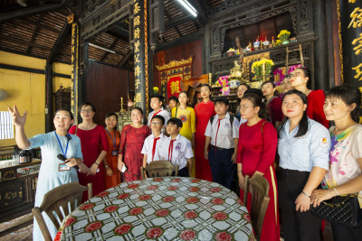 Trường THCS Trần Bình Trọng, thành phố Thủ Dầu Một, tỉnh Bình Dương tổ chức  giờ học lịch sử địa phương tại bảo tàng tỉnh và các di tích trên địa bàn tỉnh.