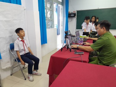 Phối hợp với Công An phường và tổ làm CCCD Thành phố làm CCCD cho học sinh lớp 8 đủ 14 tuổi