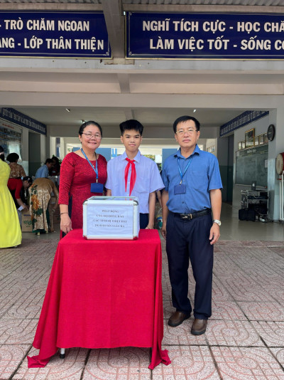 Giáo viên và học sinh trường THCS Trần Bình Trọng ủng hộ đồng bào miền Bắc khắc phục hậu quả bão số 3 (Yagi)