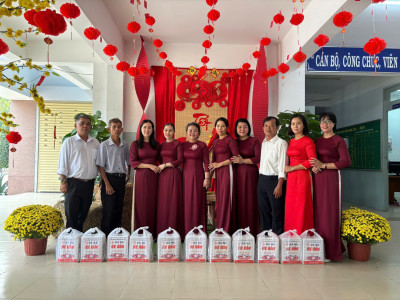 CĐCS trường THCS Trần Bình Trọng tặng quà Tết cho cán bộ, giáo viên, người lao động Xuân Ất Tỵ 2025