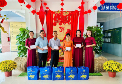 CĐCS TRƯỜNG THCS TRẦN BÌNH TRỌNG TRAO QUÀ TỪ LĐLĐ TP THỦ DẦU MỘT CHO CÔNG ĐOÀN VIÊN – NGƯỜI LAO ĐỘNG