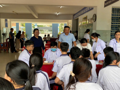 TRƯỜNG THCS TRẦN BÌNH TRỌNG PHỐI HỢP TRẠM Y TẾ PHƯỜNG PHÚ AN TỔ CHỨC KHÁM SỨC KHỎE ĐỊNH KỲ CHO HỌC SINH