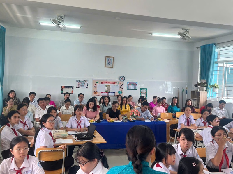Tiết Học Lịch Sử Ứng Dụng AI Đầy Hứng Khởi Tại Trường THCS Hiệp An