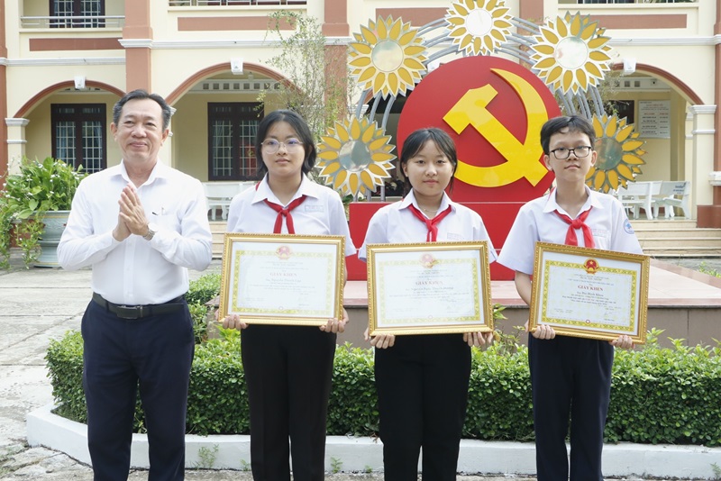 Em Nguyễn Ngọc Thanh Dương  đã đạt giải nhất cấp Thành phố và giải ba cấp Quốc gia cuộc thi "An toàn giao thông cho nụ cười ngày mai"