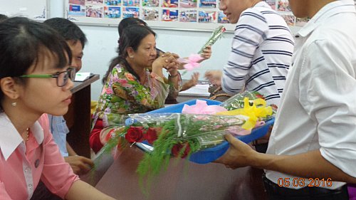Trường THCS Trần Bình Trọng tổ chức lễ kỷ niệm Quốc tế Phụ nữ 8/3
