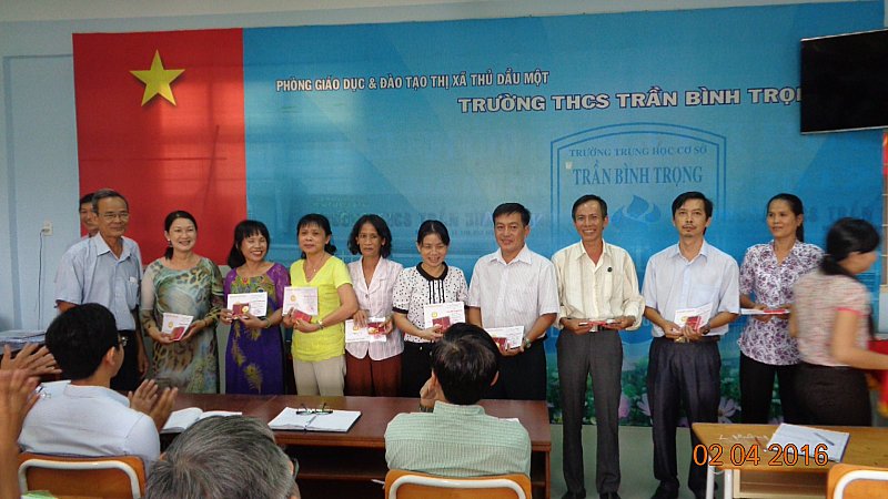 Trao tặng Kỷ niệm chương "Vì sự nghiệp giáo dục" và trao quyết định kết nạp đoàn viên Công đoàn
