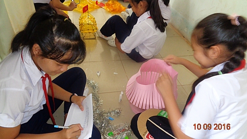 Một số hình ảnh cuộc thi làm lồng đèn bằng giấy năm học 2016-2017