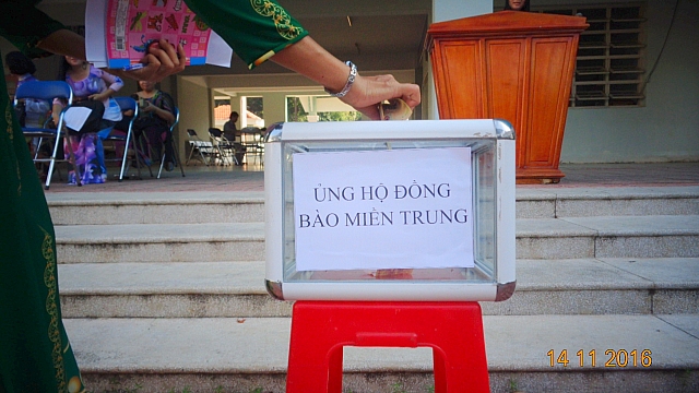 Trường THCS Trần Bình Trọng quyên góp ủng họ đồng bào miền Trung