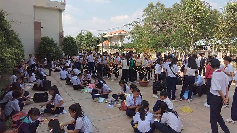 Trang trí cành mai, cành đào và làm thiệp mừng xuân Đinh Dậu