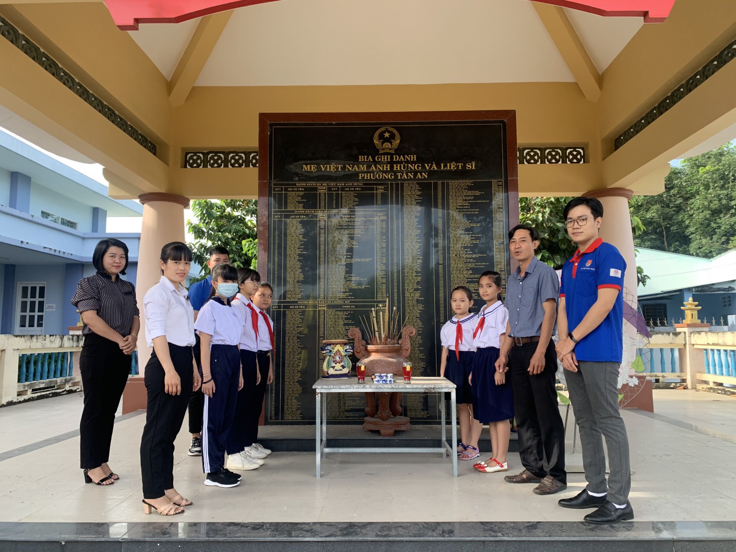TRƯỜNG THCS TRẦN BÌNH TRỌNG TỔ CHỨC VIẾNG ĐÀI TƯỞNG NIỆM CÁC ANH HÙNG LIỆT SĨ PHƯỜNG TÂN AN, THĂM VÀ TẶNG QUÀ MẸ VIỆT NAM ANH HÙNG NĂM HỌC 2020 - 2021