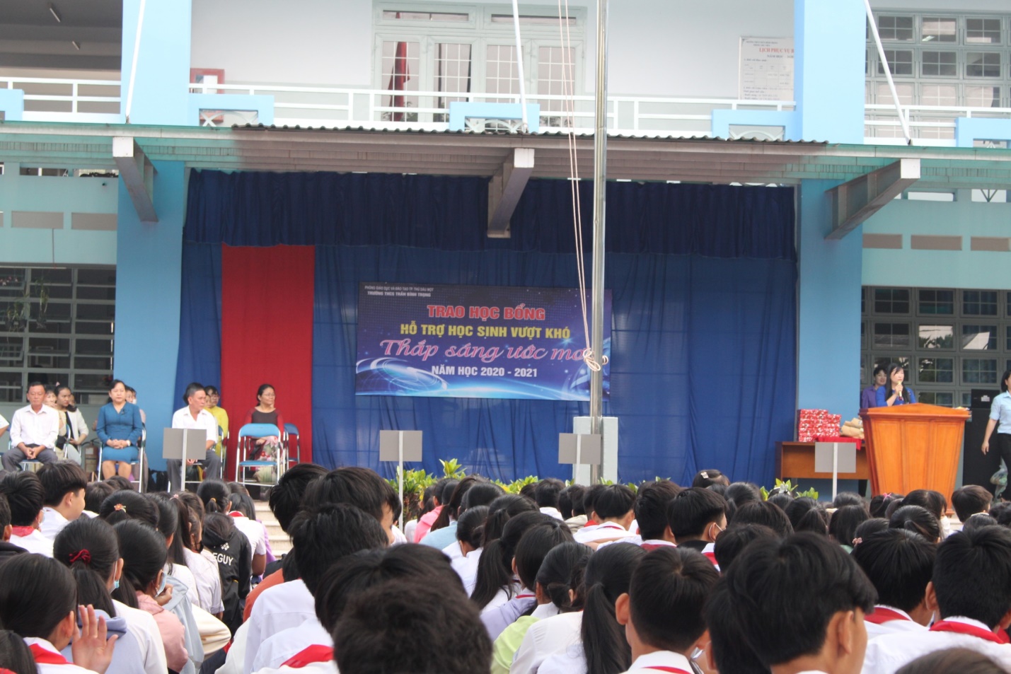 TRƯỜNG THCS TRẦN BÌNH TRỌNG TRAO HỌC BỔNG HỖ TRỢ HỌC SINH VƯỢT KHÓ THẮP SÁNG ƯỚC MƠ
