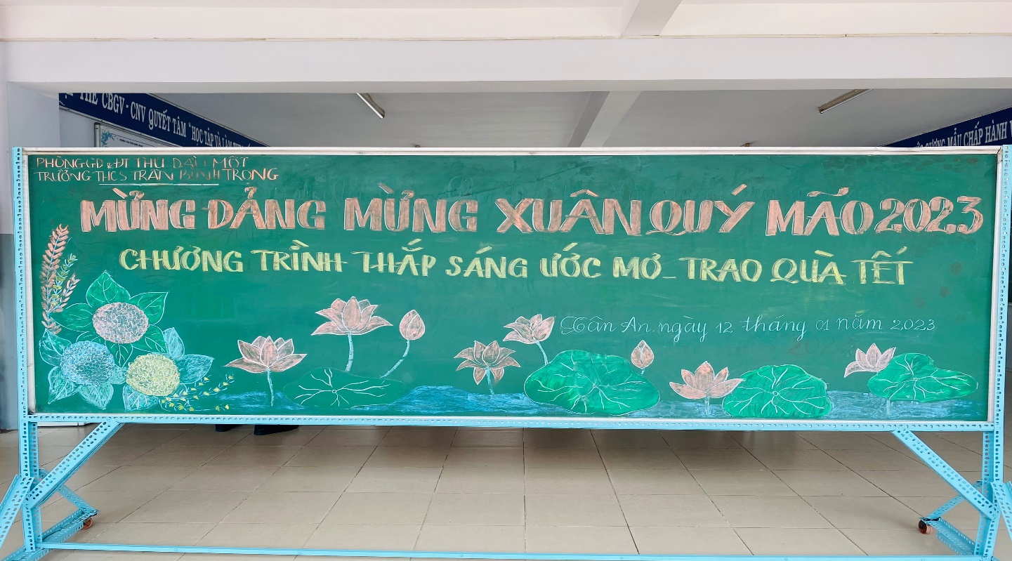 Chương trình “Thắp sáng ước mơ - Trao quà Tết” cho học sinh có hoàn cảnh khó khăn của trường THCS Trần Bình Trọng Năm học: 2022 – 2023