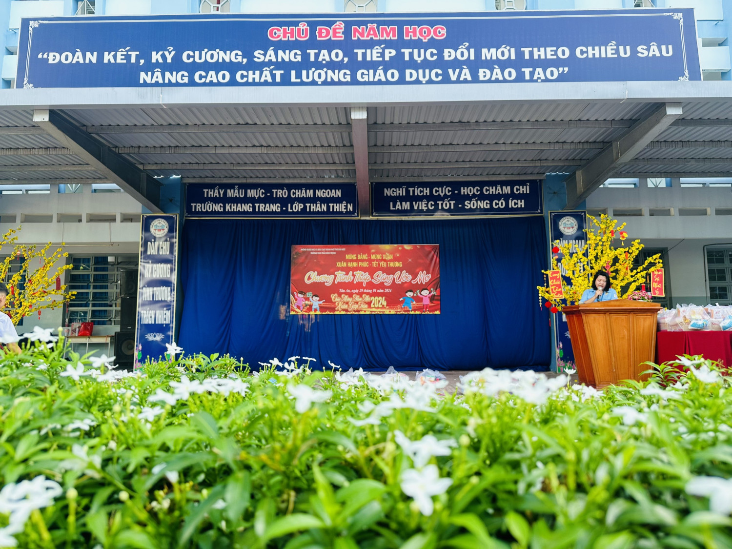 TRƯỜNG THCS TRẦN BÌNH TRỌNG TỔ CHỨC CHƯƠNG TRÌNH “THẮP SÁNG ƯỚC MƠ” NĂM 2024